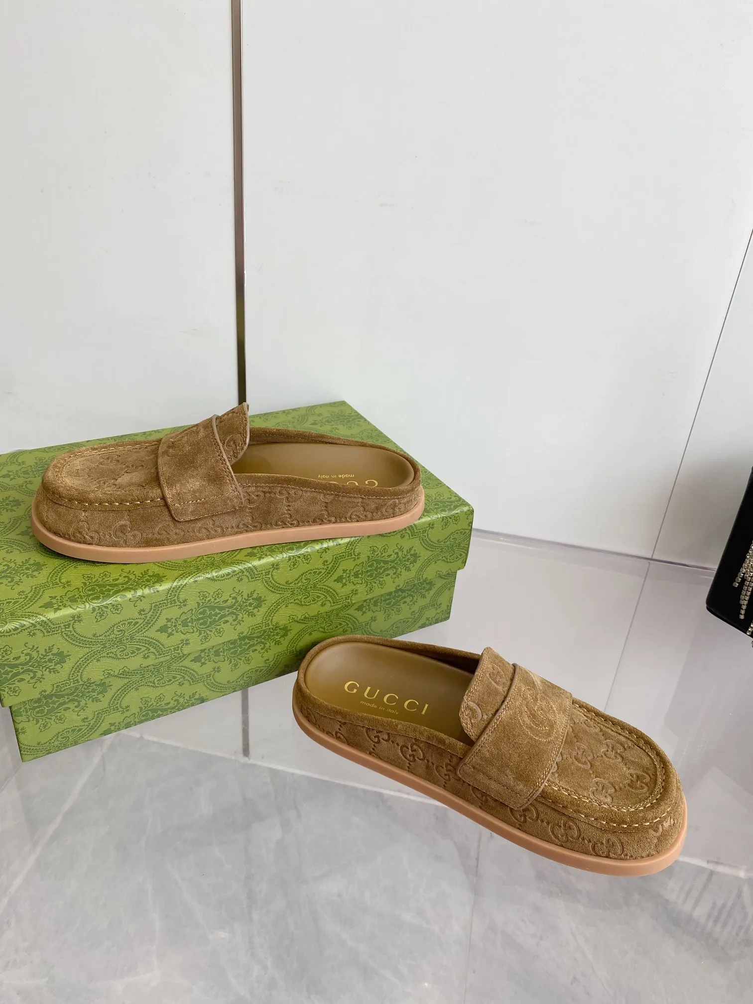 👟👟Ex-factory price 500👟👟 Gucci 2️⃣5️⃣ss new spring and summer retro large-toe bag-toe flip flops, Birkenstock flip-flops. When I first see this shoe, I feel it is inconspicuous. It is very simple without too many decorations, but it has a bit of retro flavor, cute and cute. It looks good with any combination! For those who have high requirements for foot feel, close your eyes and enter. Temperament retro round-toe furry shoes Upper: Cow suede, soft and waxy, with delicate texture ~ round-toe shoe shape, stiff and three-dimensional, not picky about foot shape or person Size: #35-40 (40 orders are not returnable)